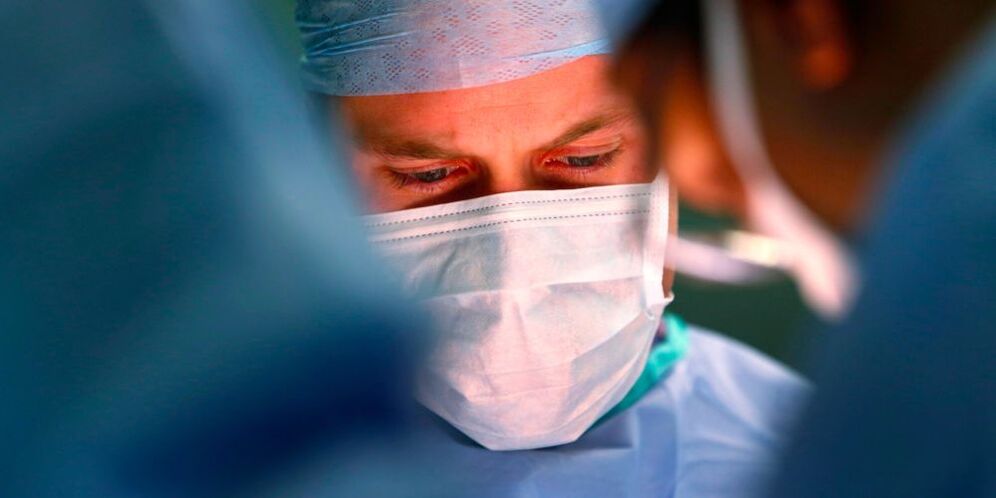 chirurg vykoná operáciu na zväčšenie penisu