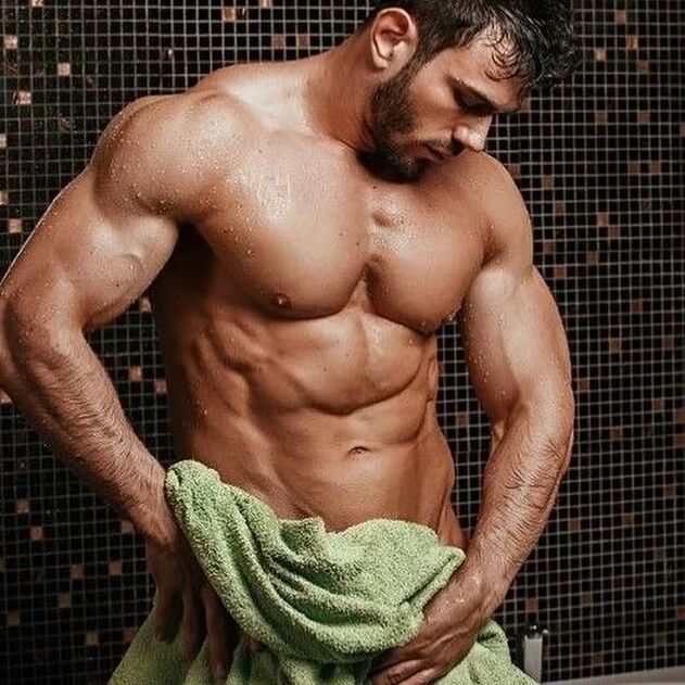 človek sa pred cvičeniami na zväčšenie penisu osprchoval