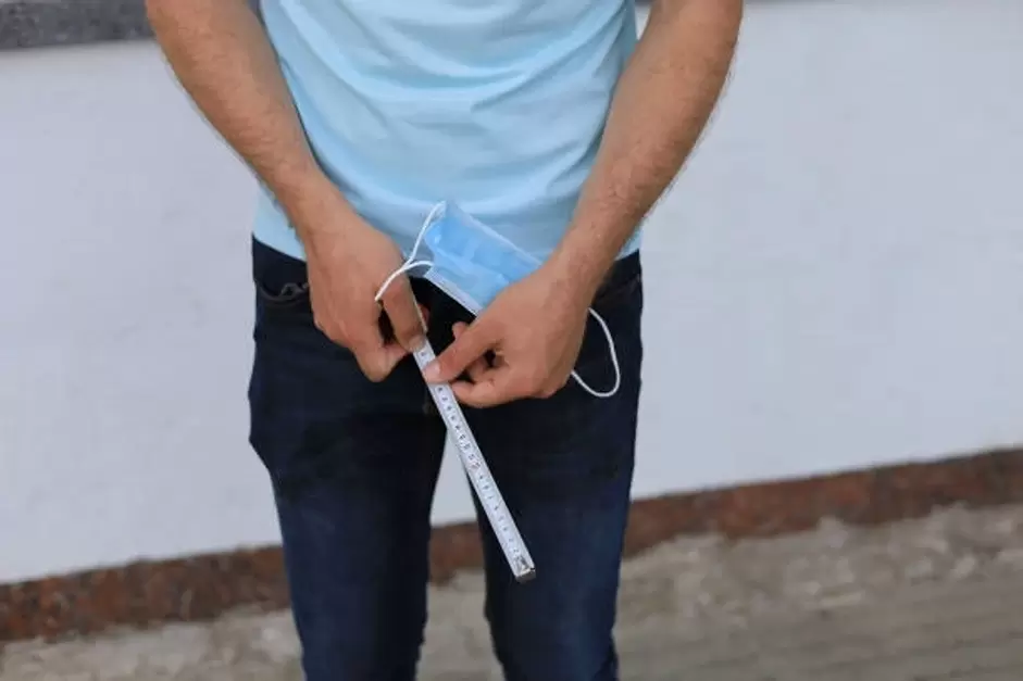 muž meria penis pred zväčšením