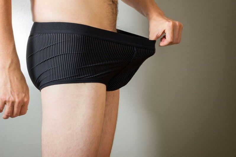 muž sa pozerá na penis po zväčšení sódou